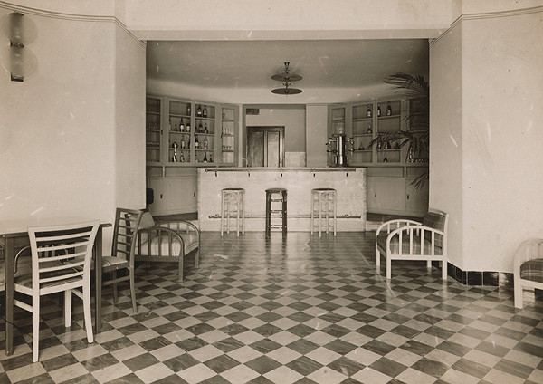 Milan Michal Harminc – Sanatórium Dr. Szontágha v Novom Smokovci. Interiér spoločenskej miestnosti s barom.  