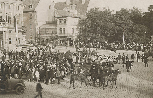Milan Michal Harminc – Dobové fotografie Bratislavy z prvej polovice 20. storočia. Hviezdoslavovo námestie 