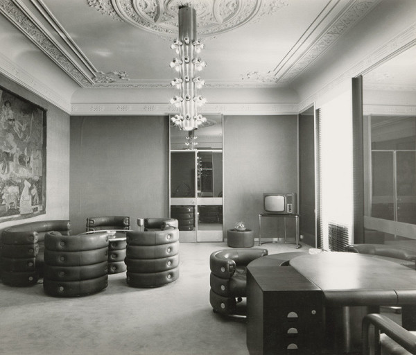 Vojtech Vilhan – Album fotografickej dokumentácie. Prijímacie a pracovné priestory predsedu SNR v Bratislave.  