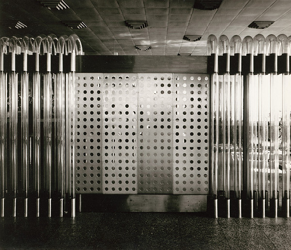 Vojtech Vilhan, Václav Cigler, Ján Bahna – Album fotografickej dokumentácie. Deliaca sklenená stena v letiskovej hale Bratislava - Ivánka.