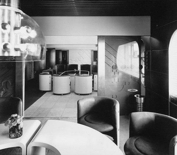 Vojtech Vilhan – Album fotografickej dokumentácie. Rekonštrukcia a riešenie interiéru časti starého letištného objektu Bratislava - Ivánka.  