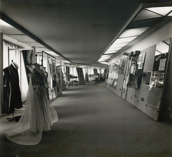 Vojtech Vilhan – Album fotografickej dokumentácie. Výstava celoslovenskej scénografie v roku 1982.  