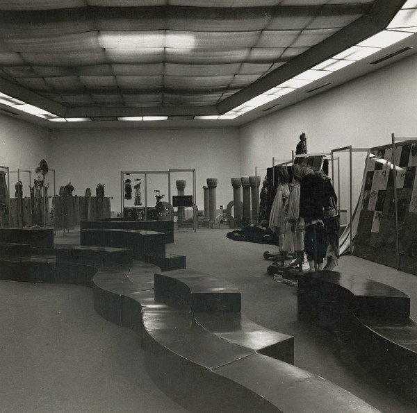 Vojtech Vilhan – Album fotografickej dokumentácie. Výstava celoslovenskej scénografie v roku 1982.  