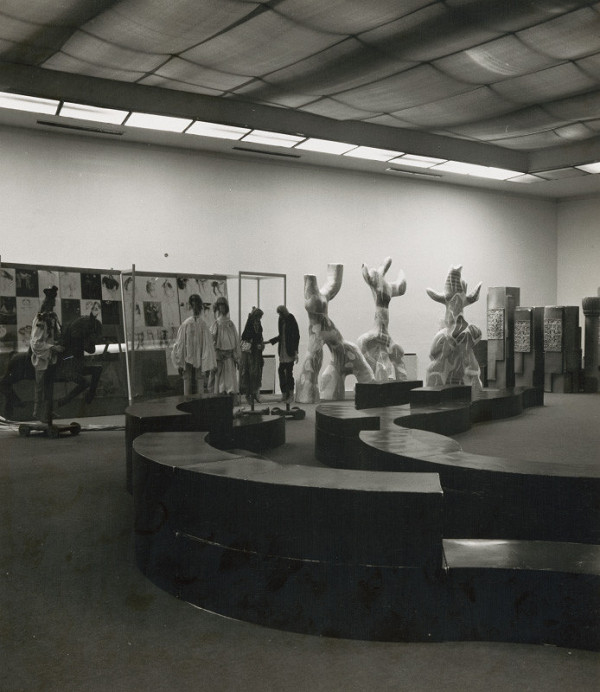 Vojtech Vilhan – Album fotografickej dokumentácie. Výstava celoslovenskej scénografie v roku 1982.  