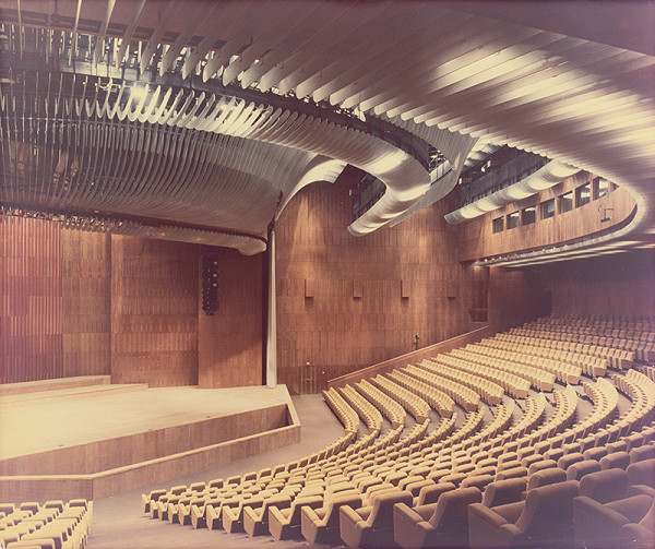 Ferdinand Konček, Iľja Skoček, Ľubomír Titl, Neznámy autor, Marta Skočková – Dom odborov, techniky a kultúry (Istropolis) Bratislava. Pohľad do veľkej sály. 