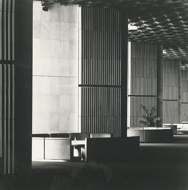 Ferdinand Konček, Iľja Skoček, Ľubomír Titl, Neznámy autor – Dom odborov, techniky a kultúry (Istropolis) Bratislava. Veľké foyer s koženými sedacími súpravami od I. Slameňa. 