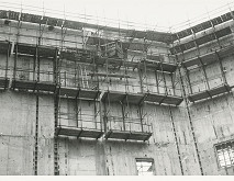 Ferdinand Konček, Iľja Skoček, Ľubomír Titl, O. Jaburkova – Výstavba Domu odborov, techniky a kultúry (Istropolis) Bratislava. Pohľad na obvodové múry veľkej sály počas výstavby. 