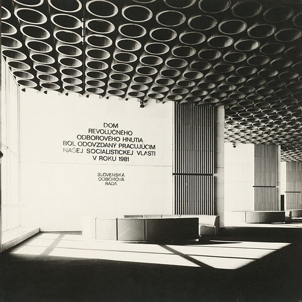 Ferdinand Konček, Iľja Skoček, Ľubomír Titl, Neznámy autor – Dom odborov, techniky a kultúry (Istropolis) Bratislava. Veľké foyer s koženou sedacou súpravou od I. Slameňa. 