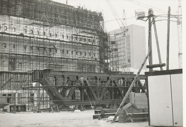 Ferdinand Konček, Iľja Skoček, Ľubomír Titl, O. Jaburkova – Výstavba Domu odborov, techniky a kultúry (Istropolis) Bratislava. Pohľad na stavbu s nosnou konštrukciou v popredí. 