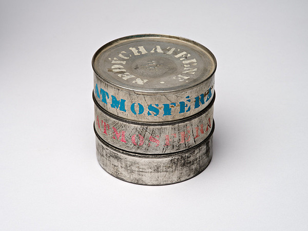 Viliam Jakubík, Vladimír Kordoš, Marián Mudroch – Samoobsluha. Atmosféra 1970 - nedýchateľné (2 relikty/objekty z akcie) 