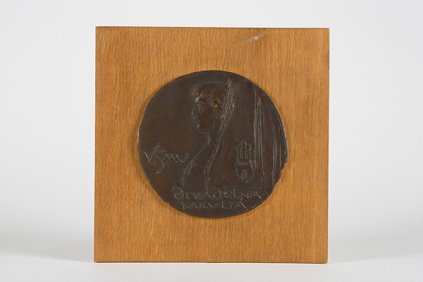 Rudolf Pribiš – Štúdia averzu medaily k insigniám dekana Divadelnej fakulty VŠMU v Bratislave 
