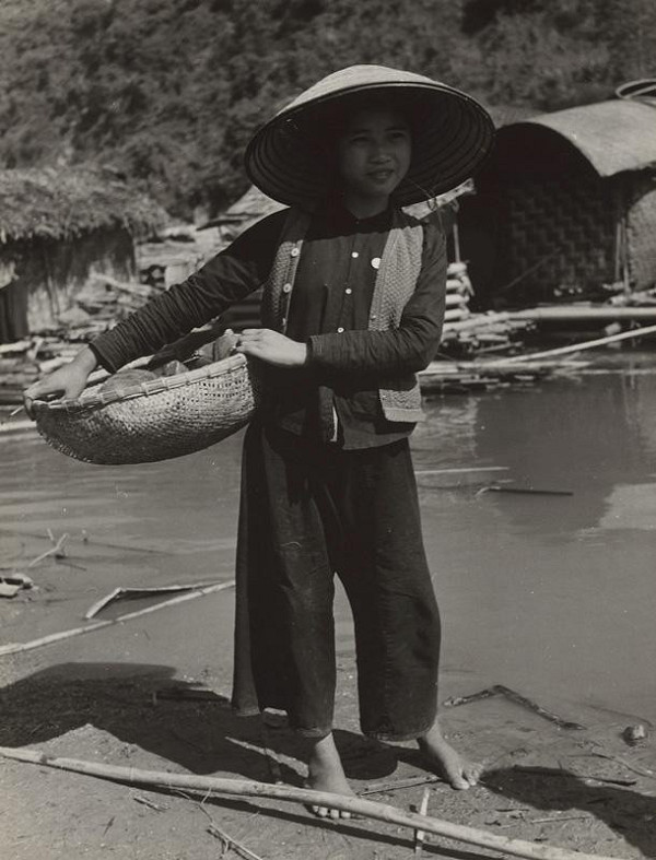 Ján Cifra – Vietnam - portréty. Ide sa umývať riad