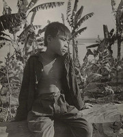 Ján Cifra – Vietnam - portréty. Sediaci chlapec (Sen) 