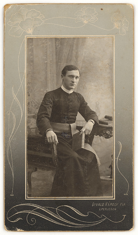 Lajos Divald – Portrét kňaza s knihou 