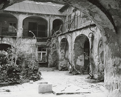 Pavol Poljak – Bratislava. Dvor domu v Starom meste 