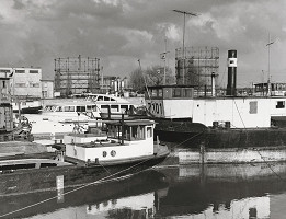 Ester Plicková – Bratislava. Prístav s plynojemami 