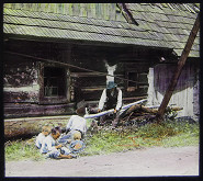 Stanislav Klíma – Práce se dřevem před domem. Detva ? 