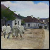 Stanislav Klíma – Skupina v krojích na ulici. Detva 