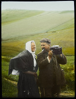 Karel Matoušek – Žena v kroji a fotograf 