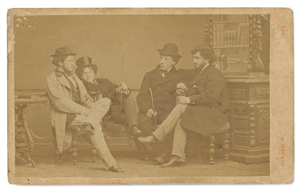 Károly Divald – Skupinová fotografia štyroch mužov 