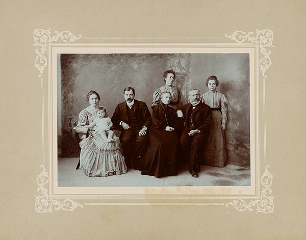 Pavol Socháň – Skupinová fotografia rodiny Mudr. Jána Petrikovicha