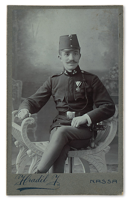 Jozef Hradil – Portrét sediaceho vojaka 