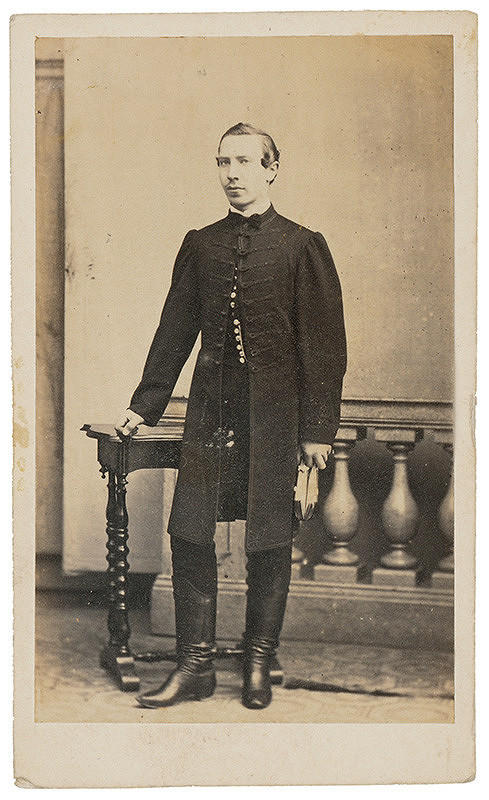 Lazár Letzter – Portrét muža stojaceho pri stolíku 