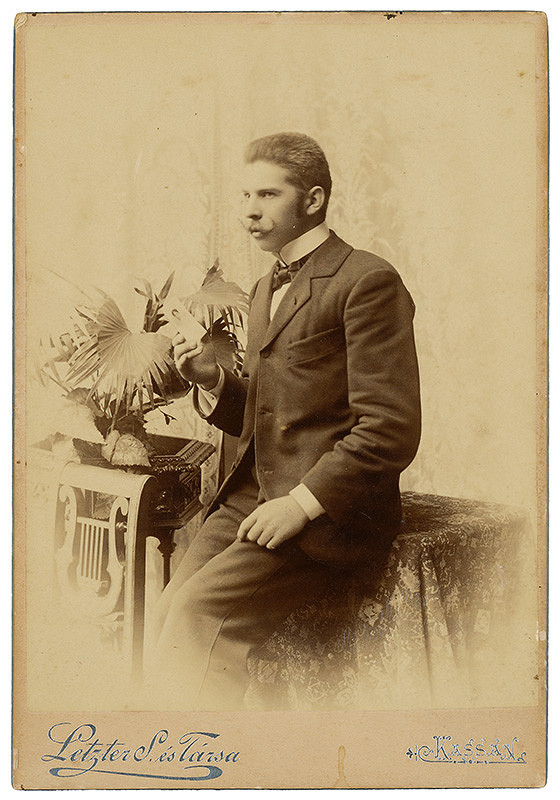 S. Letzter – Portrét muža s fotografiou 