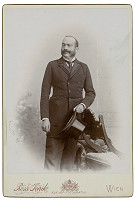 Rosa Jenik – Portrét stojaceho muža s cylindrom v ruke 