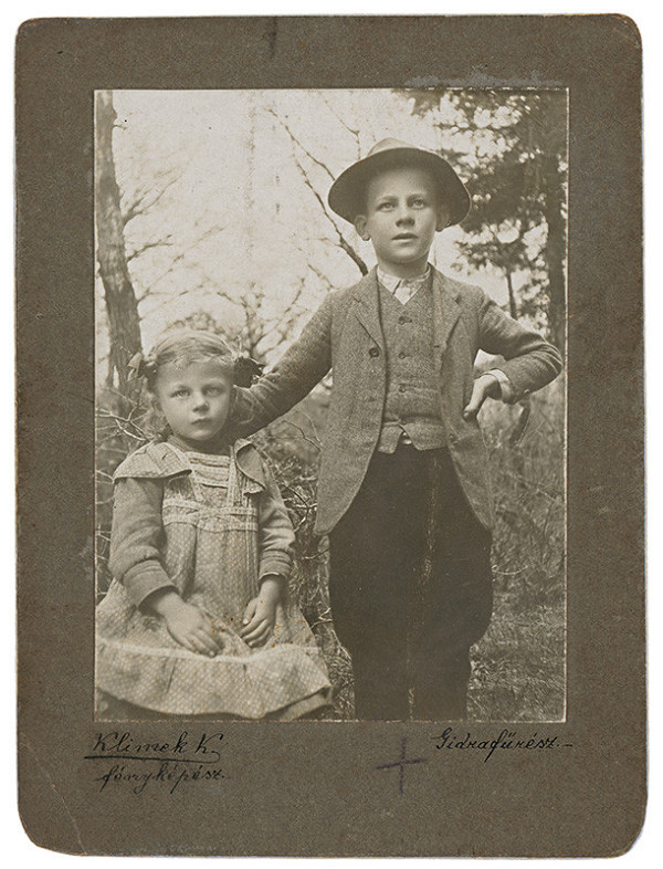 K. Klimek – Portrét dvoch detí v lese 