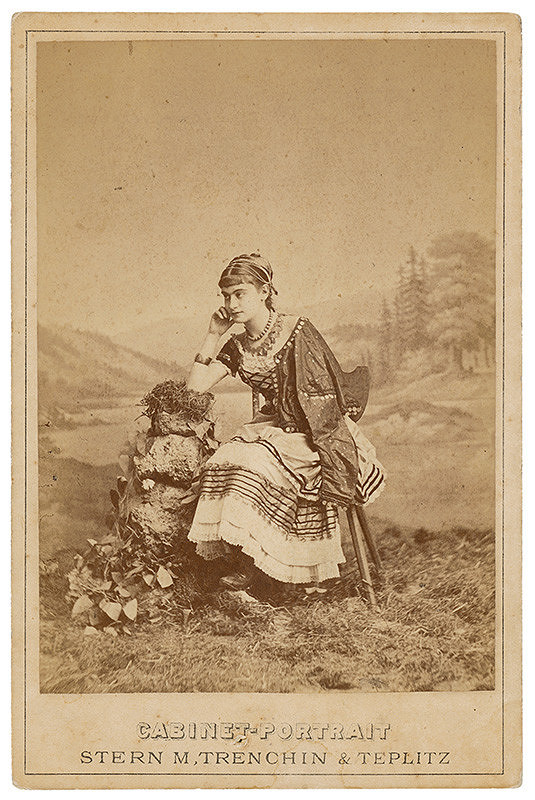 Max Stern – Portrét mladej ženy sediacej pri skale (Ella v. Ventura) 