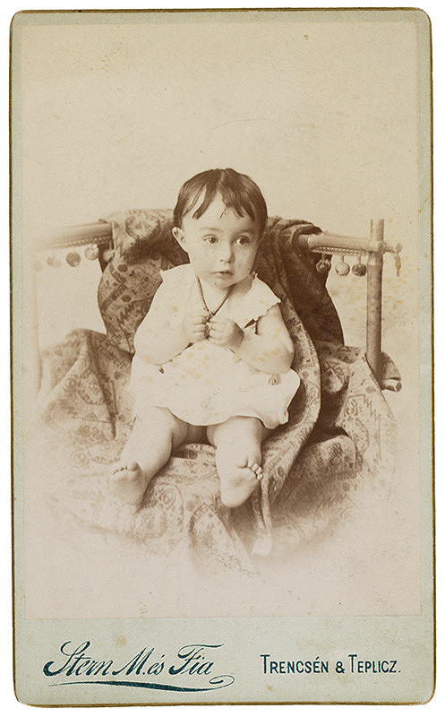 Stern és fia – Portrét dieťaťa na stoličke (Ilonka Drucker) 