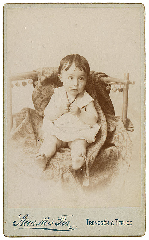 Stern és fia – Portrét dieťaťa na stoličke (Ilonka Drucker) 