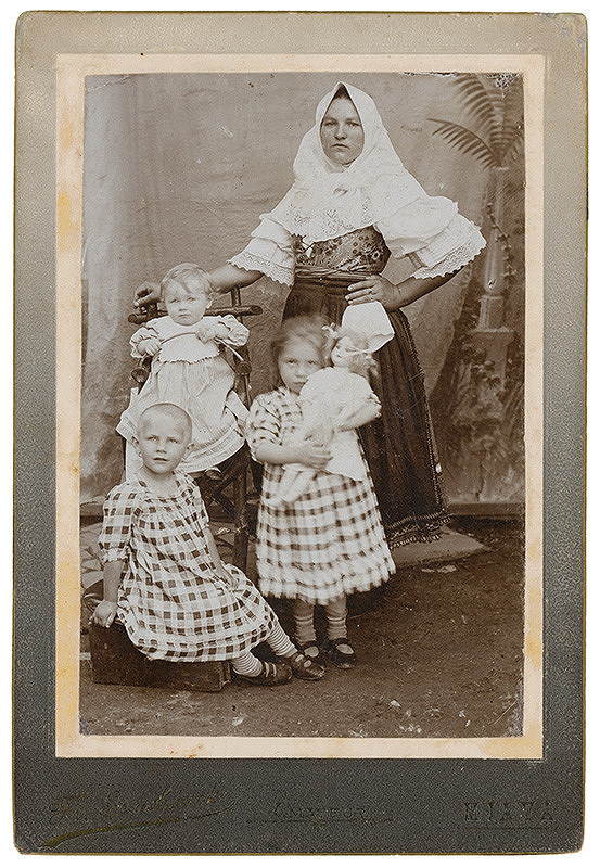 Fr. Szuchanek – Portrét matky s deťmi 