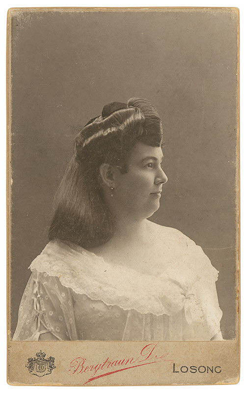 D. Bergtraun – Portrét ženy v bielych šatách (pani Dvoracek) 