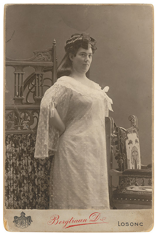 D. Bergtraun – Portrét ženy v bielych šatách (pani Dvoracek) 