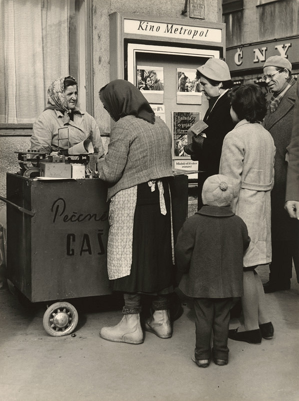 Ivan Kozáček – Pred starou tržnicou v Bratislave 