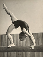 Ivan Kozáček – Okresná spartakiáda v Lamači. Gymnastka. Cvičenie na kladine 