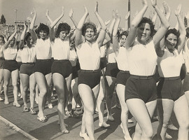 Ivan Kozáček – II. Krajská spartakiáda v Bratislave. Sprievod žien 