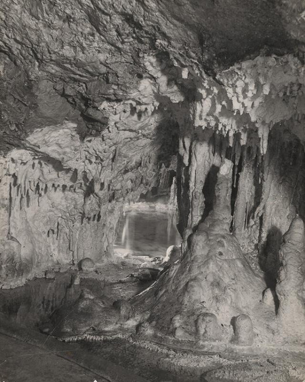 Ján Halaša – Demänovská ľadová jaskyňa. Čarovné jazierko 