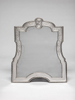 Josef Carl Klinkosch – Toaletné zrkadlo v striebornom ráme s aliančným erbom Huga Moritza de Saint-Genois a Eleonóry von Wachtler  