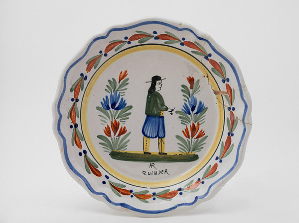 Manufaktúra Henriot-Quimper – Tanier s postavičkou Bretónca s fajkou  