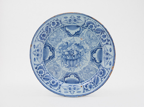 Čínsky autor z 19. storočia – Tanier s modrou kvetinovou ozdobou 