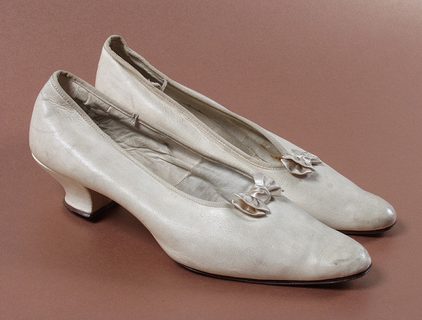 Stredoeurópsky autor z 20. storočia – Biele svadobné topánky