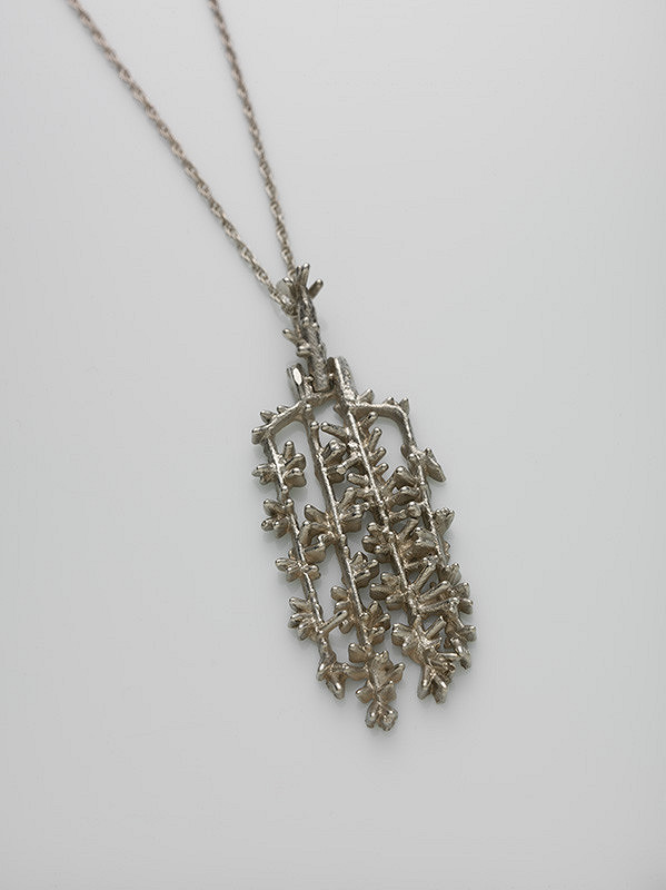 Alina Ferdinandy – Podlhovastý prívesok 