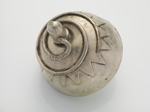 Stredoeurópsky zlatník z 2. polovice 19. storočia – Strieborný gombík vajdu s motívom hada 