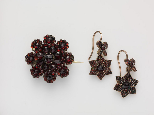 Český zlatník z 19. storočia – Súprava - Brošňa a náušnice 