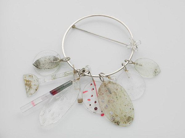 Jaroslav Kodejš – Brošňa s farebnými sklenenými detailami 