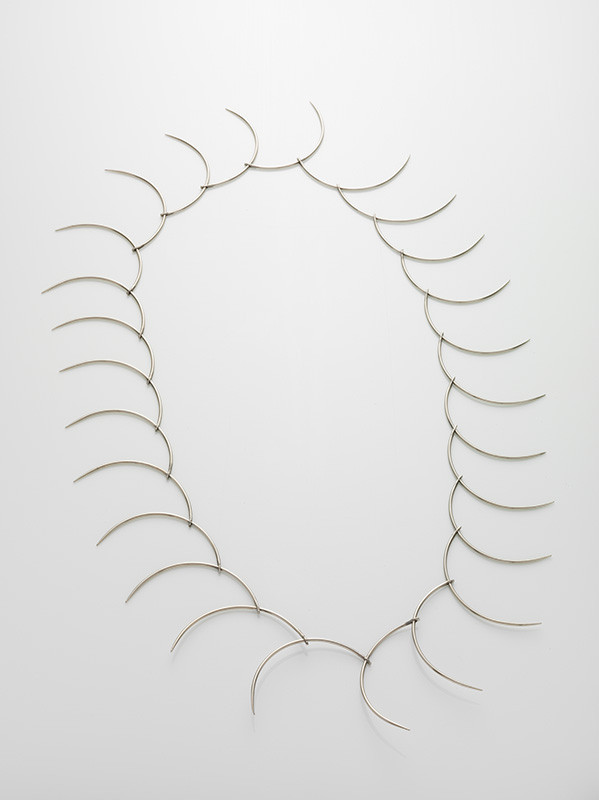 Aleš Votava. 26 Best Curved Mcttvess Needles No 3 (šperk), 1991. Slovenská národná galéria.