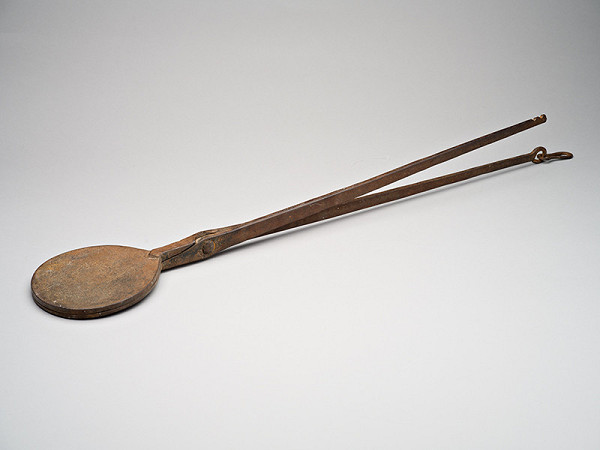 Stredoeurópsky remeselník z 18. storočia – Oblátnica - kliešte na pečenie veľkonočných oblátok 